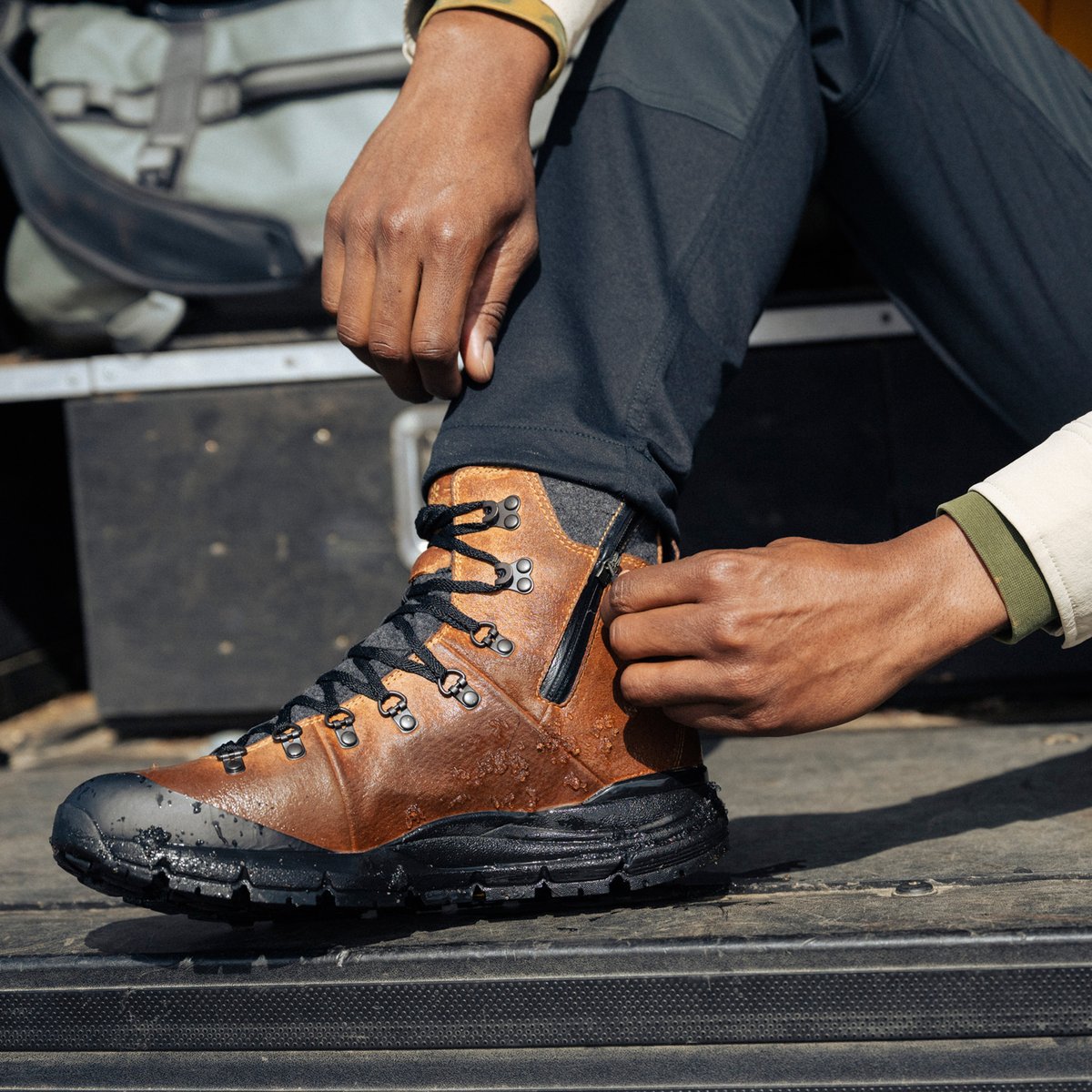 Arctic 600 Side-Zip Bone Brown/Jet Black 200G / Danner Premium